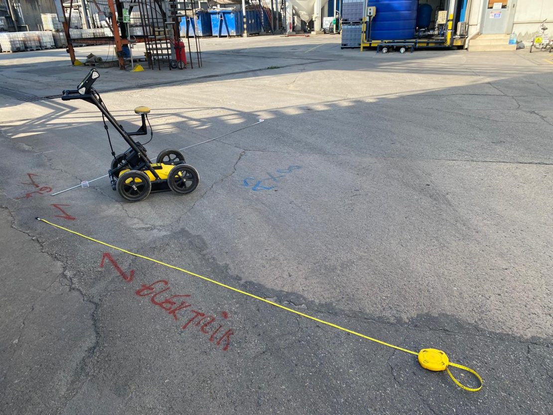 GPR cihazı ve elektromanyetik dedektör ile yer altı elektrik kablosu tespiti çalışması – altyapitespit.com